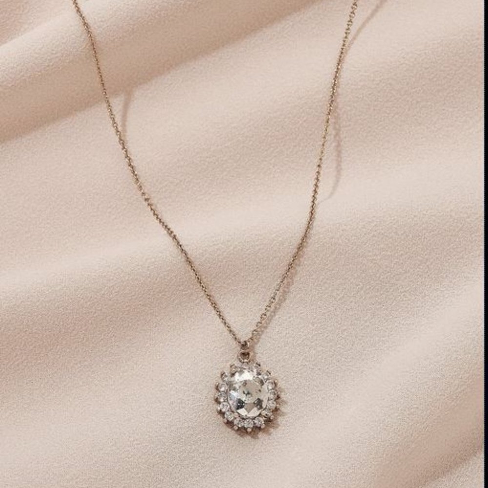 NWT / Olive and Piper - Charlie pendant - Gold ♥️